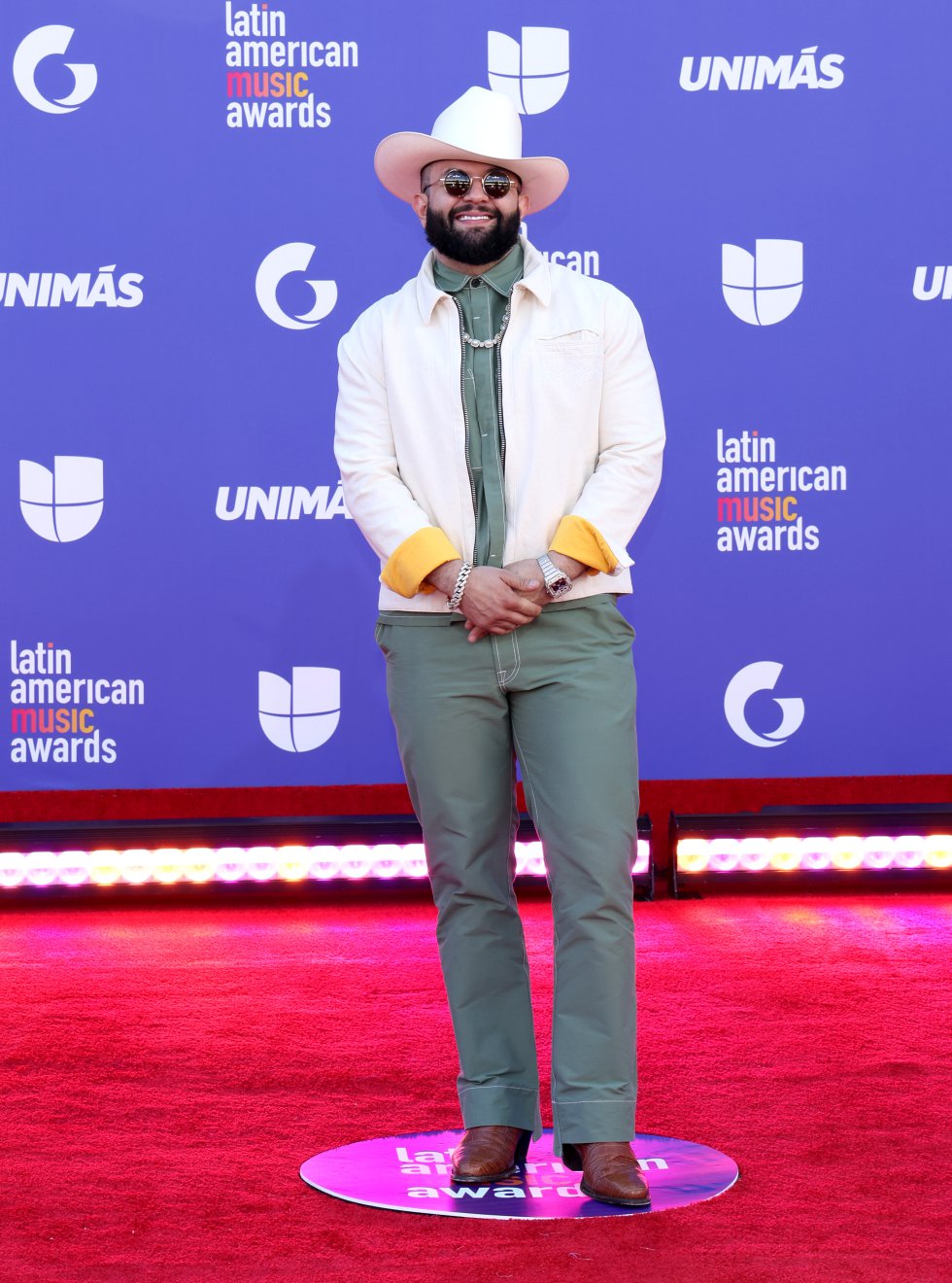 photo-gallery-lots-of-denim-on-the-carpet-at-the-latin-american-music