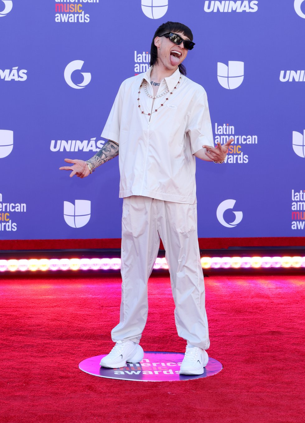 photo-gallery-lots-of-denim-on-the-carpet-at-the-latin-american-music