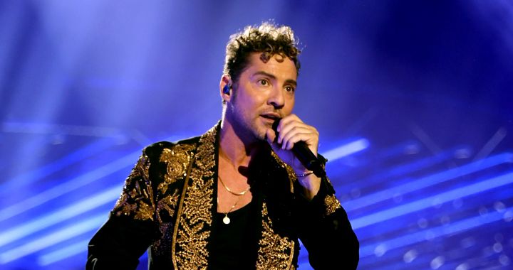 David Bisbal sings a medley of his best-known hits at the Latin American Music Awards