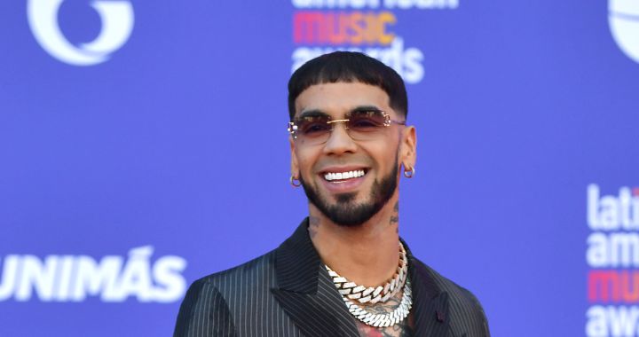 Anuel AA changes 'Mas Rica Que Ayer' lyrics to mention Feid and throws a sweater at Karol G