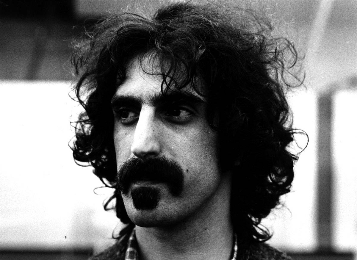 Frank Zappa sufre un aparatoso accidente en el escenario