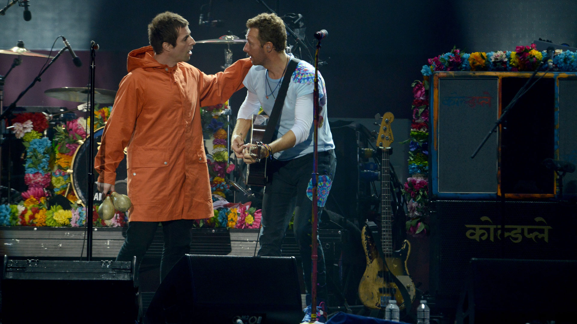 Liam Gallagher y Chris Martin cantan 'Live Forever' en el concierto de Manchester