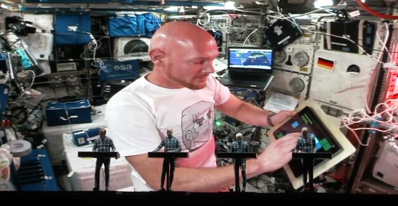 Kraftwerk tocan 'Spacelab' junto a un astronauta en órbita