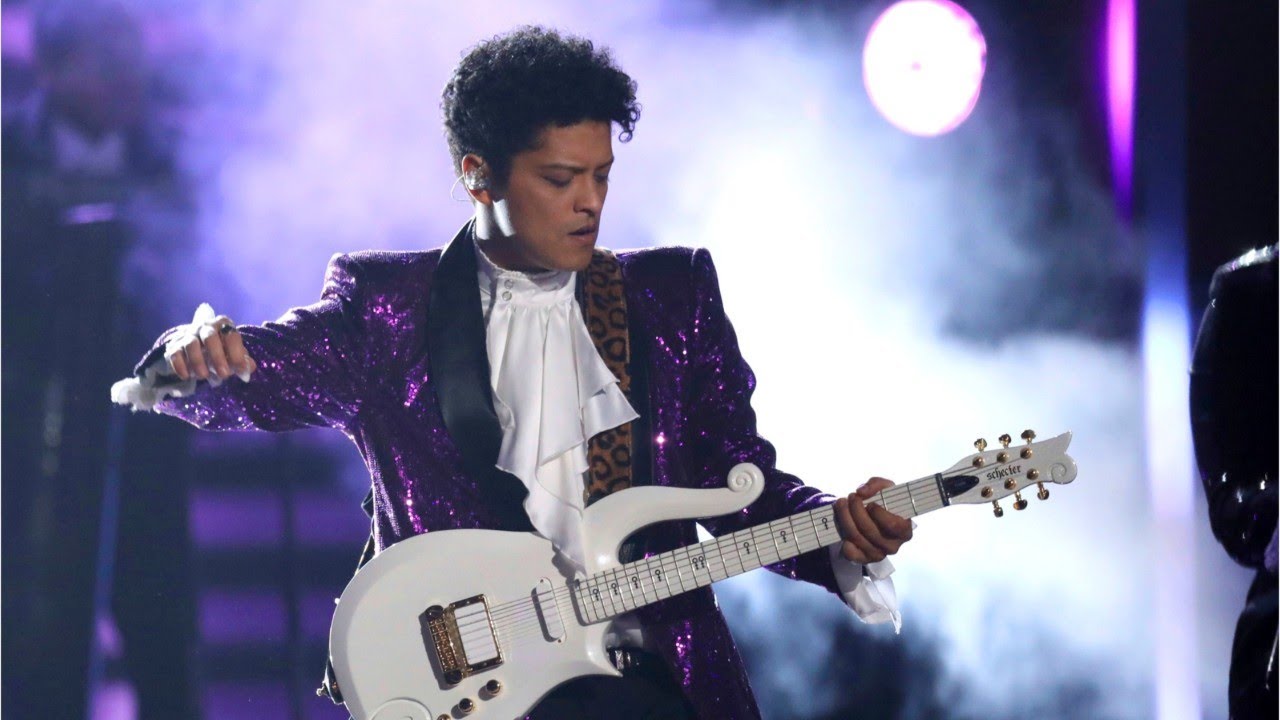 Bruno Mars negocia para interpretar a Prince en una nueva película de Netflix